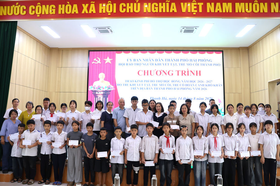 Trao 640 suất học bổng tặng trẻ khuyết tật, mồ côi