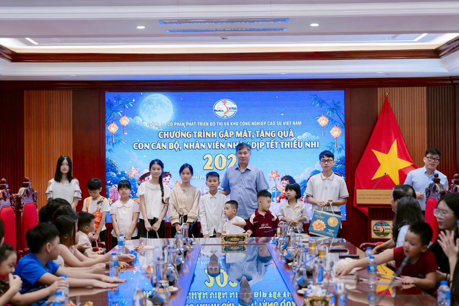 Công ty VRG tặng quà con em người lao động trước năm học mới