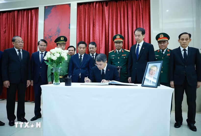 Thủ tướng Lê Minh Hưng viếng nguyên Thủ tướng Quốc vụ viện Trung Quốc Chu Dung Cơ