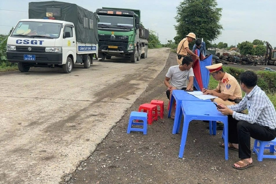 Xe tải trọng lớn vẫn đi trên đê
