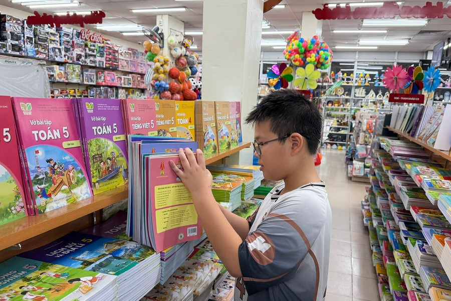 Gần ngày khai giảng, thị trường sách giáo khoa thiếu cục bộ