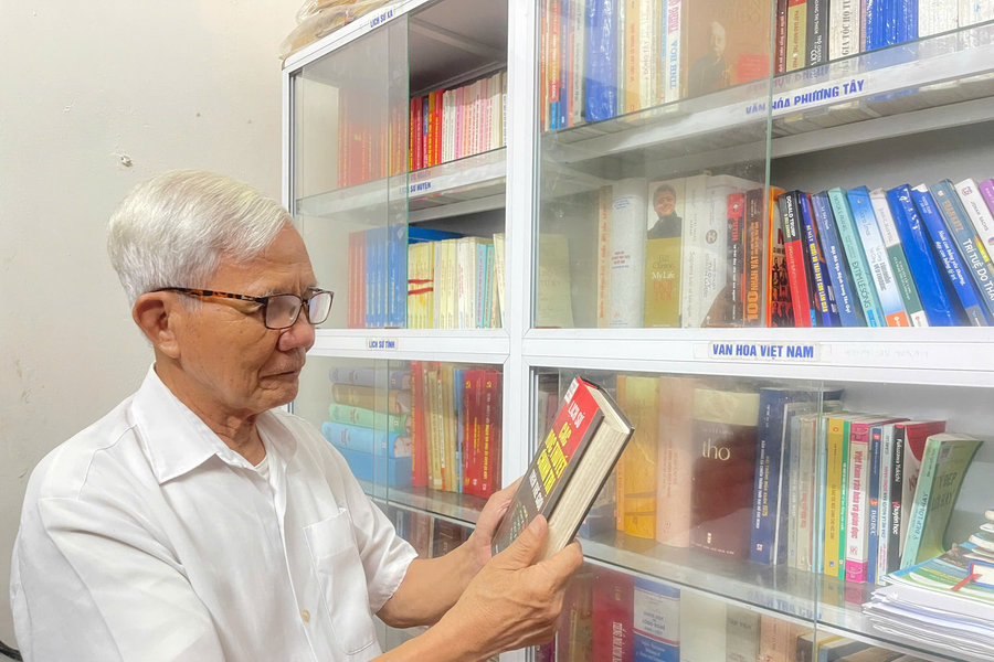 Nghe người viết sử địa phương kể chuyện sau trang sách