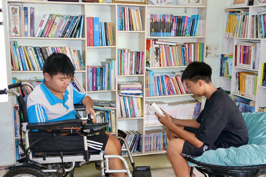 Không gian đọc sách miễn phí của cậu học trò khuyết tật ở xã Mao Điền
