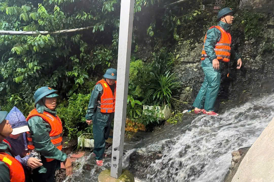 Di chuyển người dân khỏi vùng nguy hiểm do ảnh hưởng của mưa bão, sạt lở đất