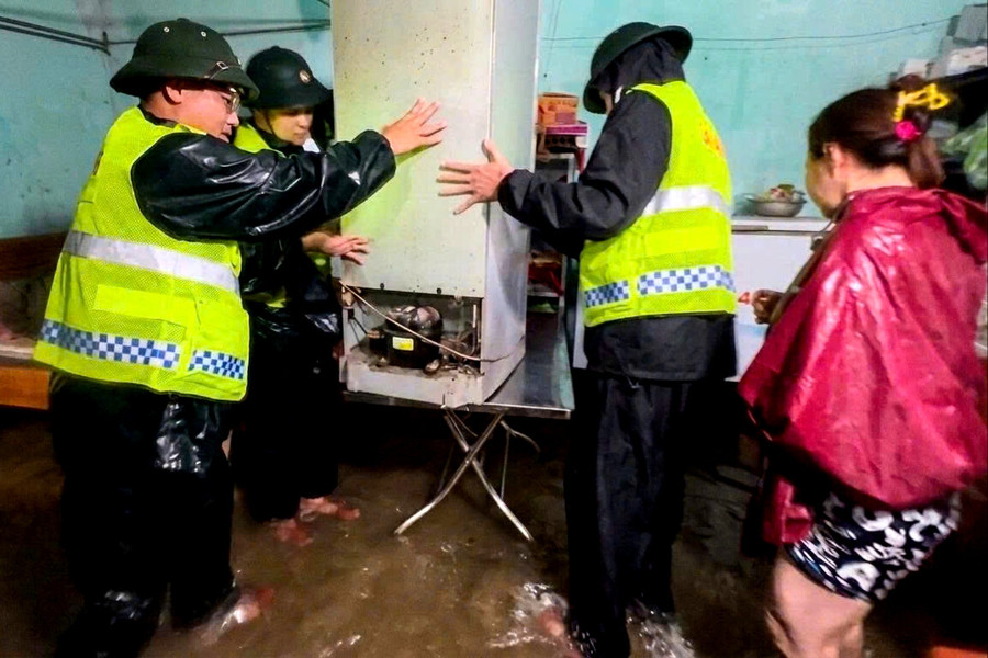Mưa bão, người lính biên phòng sát cánh cùng dân
