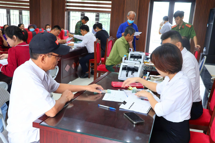 100 hộ ở xã Hà Đông nhận tiền bồi thường, hỗ trợ thực hiện dự án đường sắt