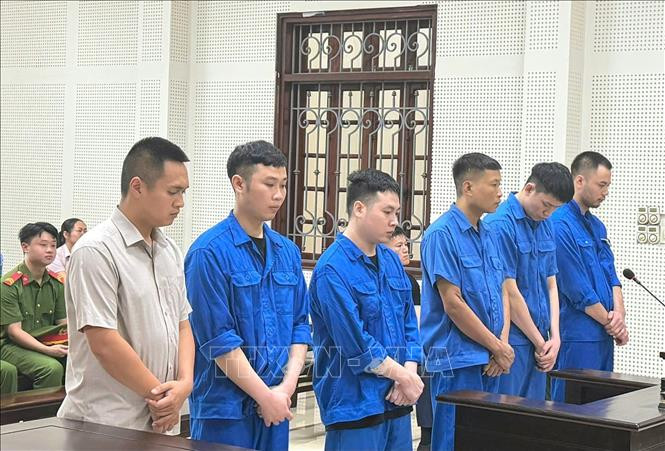 Xét xử 6 bị cáo tham ô và tiêu thụ keo bạc