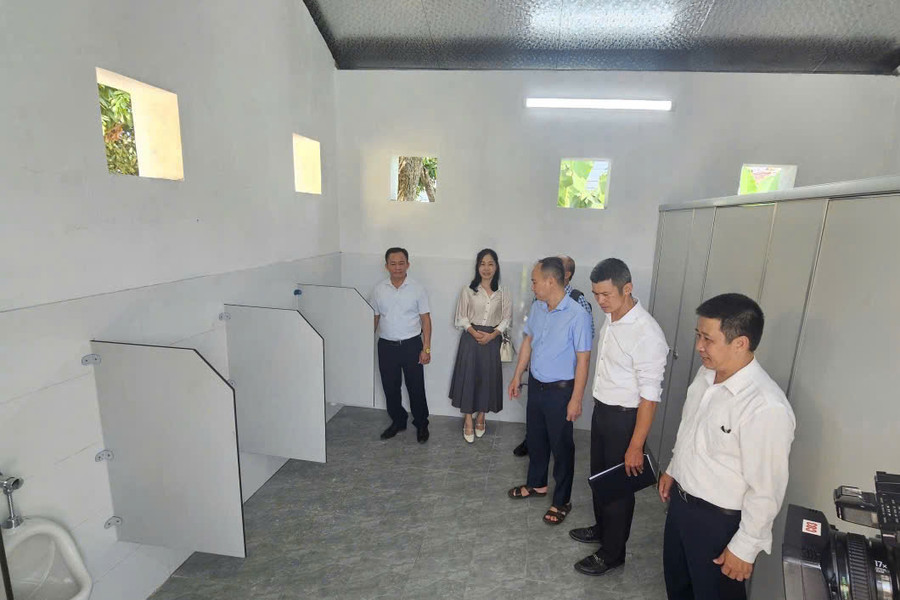 ‘Chữa bẩn’ nhà vệ sinh trường học