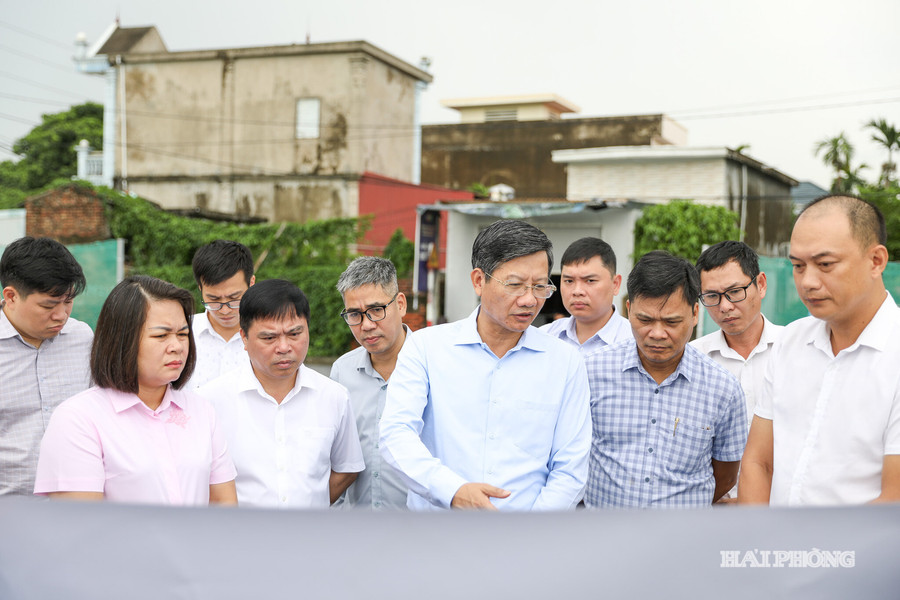 Phó Chủ tịch Thường trực UBND thành phố Lê Anh Quân kiểm tra thực hiện Nghị quyết 11 tại Kiến An và Phù Liễn