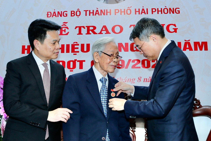 Prime Minister Le Minh Hung presents Party badges to veteran Party members in Hai Phong
