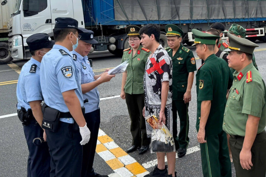 Trục xuất 1 người nước ngoài nhập cảnh trái phép