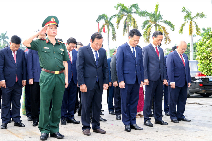 Các đồng chí lãnh đạo thành phố dâng hương tưởng niệm đồng chí Nguyễn Đức Cảnh
