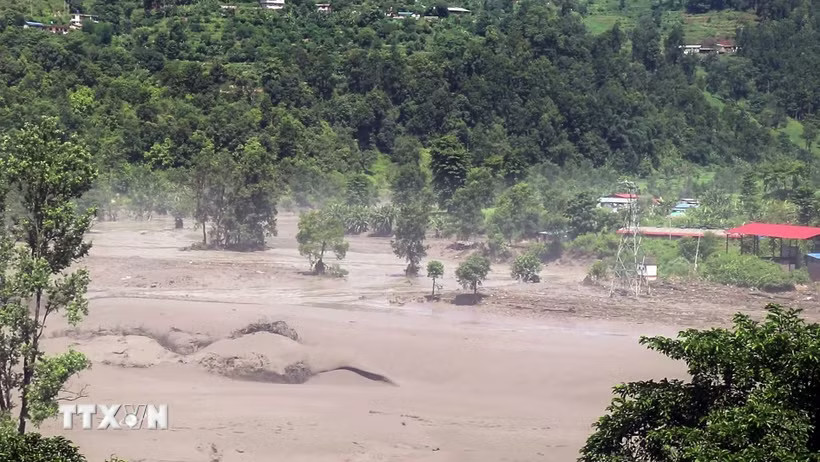 Thương vong tiếp tục tăng trong thảm họa lũ quét tại Nepal và Trung Quốc