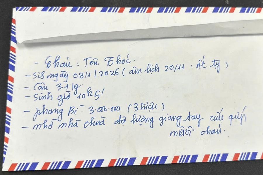 Bé trai bị bỏ rơi trước cổng chùa cùng 3 triệu đồng và lời nhắn