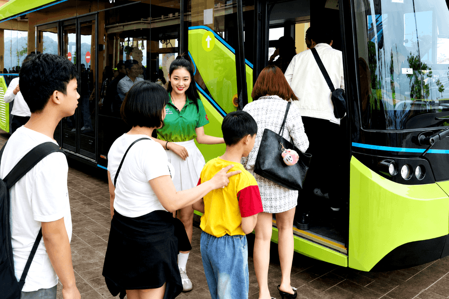 Tìm hướng phát triển xe buýt công cộng kết nối Đông - Tây
