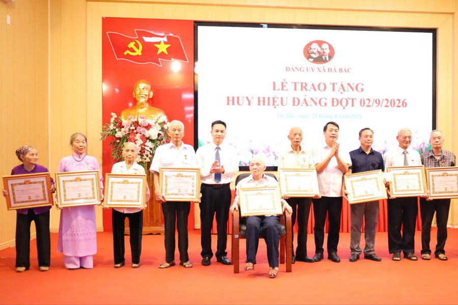 104 đảng viên ở xã Hà Bắc được trao tặng Huy hiệu Đảng