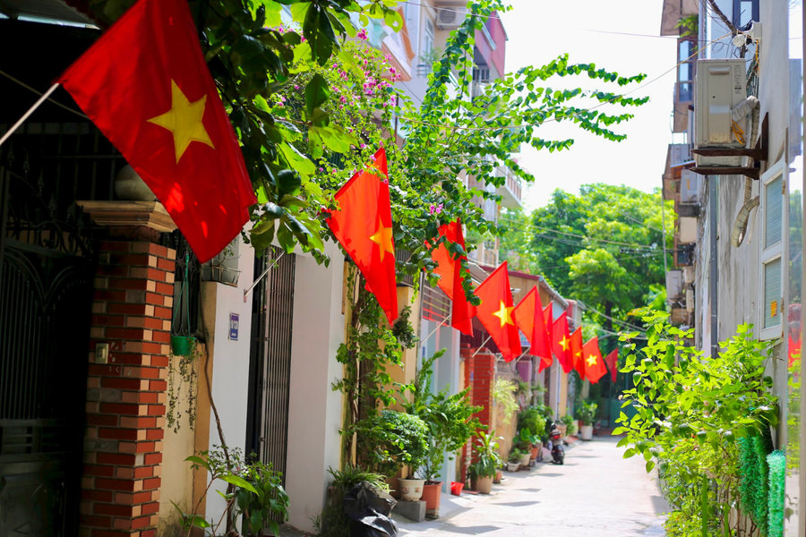 Nhà tôi có treo một lá cờ...