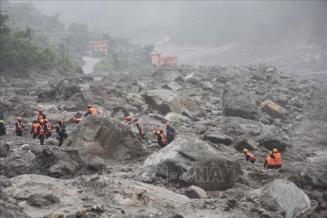 Hơn 900 người có thể đang mắc kẹt trong các hầm thủy điện Nepal