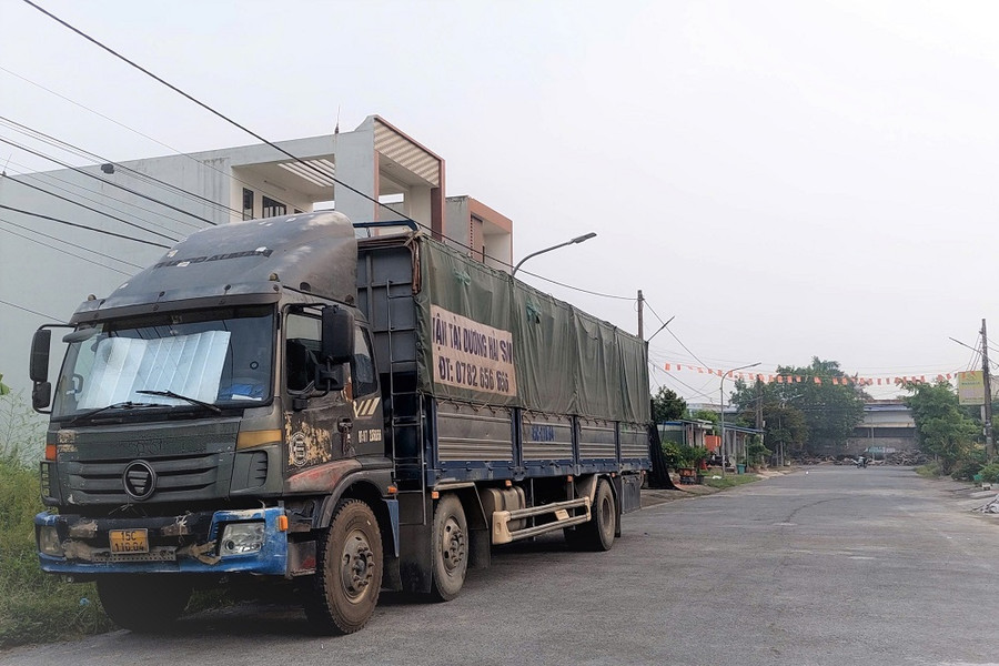 Xe tải, xe chở container đỗ tùy tiện trong khu dân cư Hòa Bình