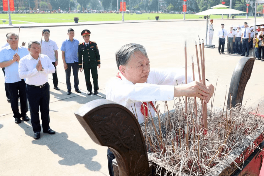 Tổng Bí thư, Chủ tịch nước Tô Lâm dâng hương tưởng nhớ Chủ tịch Hồ Chí Minh