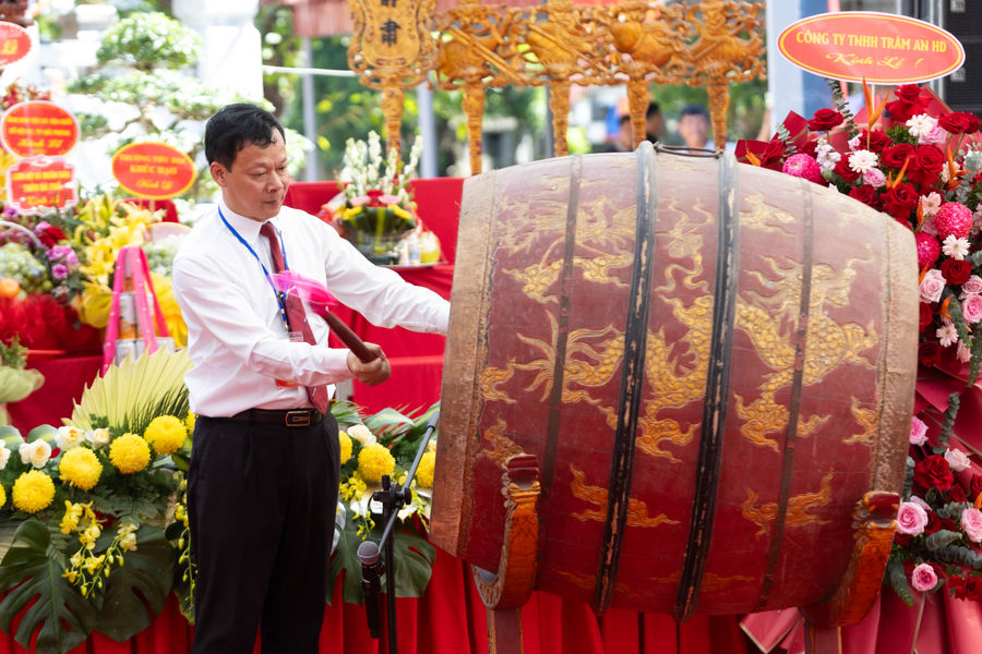 Khai hội đền thờ Khúc Thừa Dụ