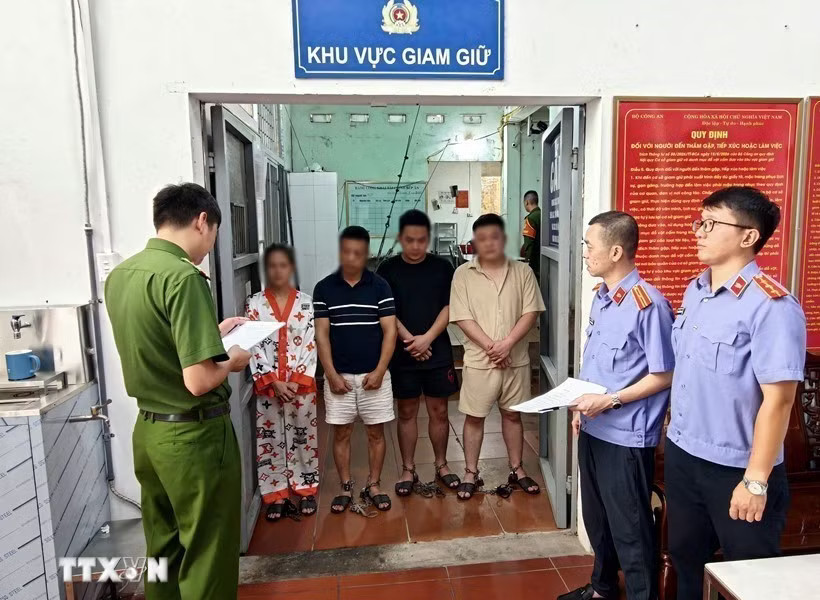 Tạm giữ hình sự 4 đối tượng hành hung lái xe taxi ở Quảng Ninh