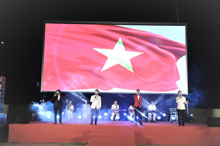 Hàng nghìn người dân An Dương cổ vũ chương trình nghệ thuật mừng Quốc khánh 2/9