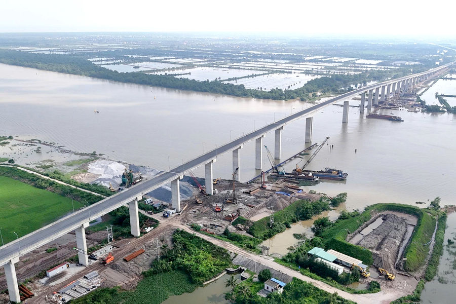 'Vượt nắng, thắng mưa', giữ an toàn thi công trên công trường
