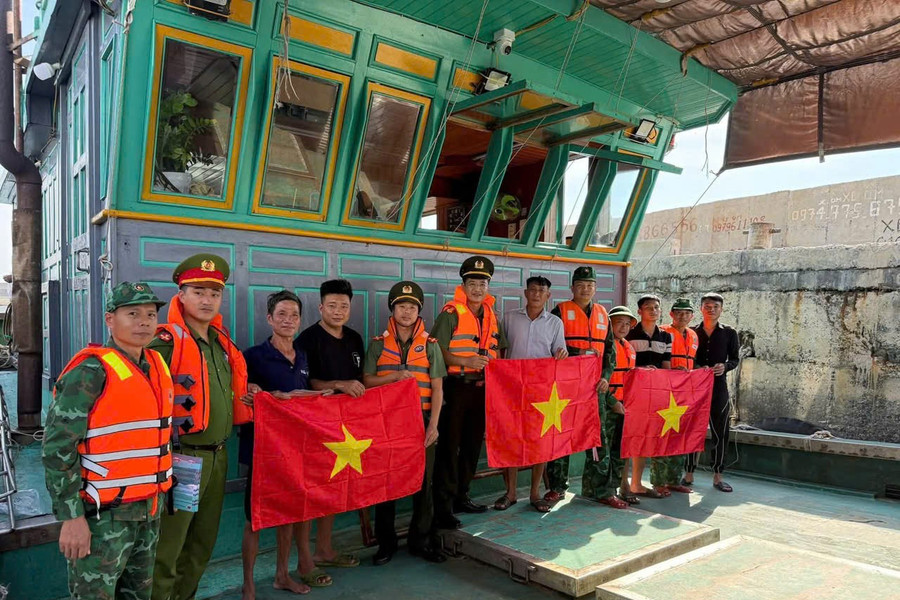Lan tỏa cờ Tổ quốc trên vùng biển Bạch Long Vĩ