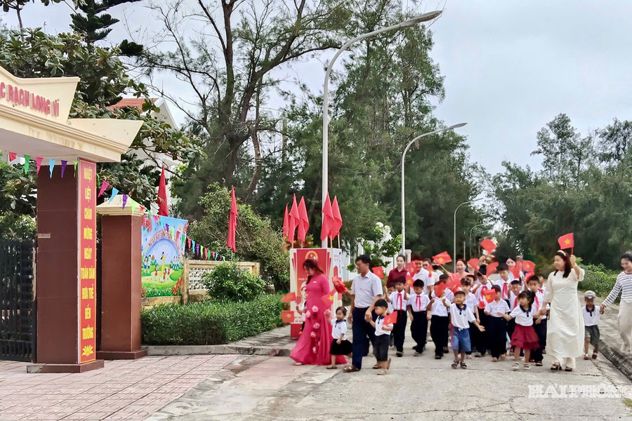 Học sinh nơi đảo xa Bạch Long Vĩ khai giảng năm học mới