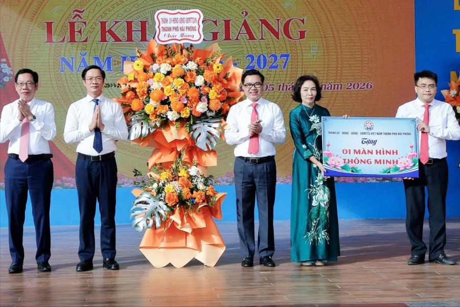 Đồng chí Phạm Văn Lập dự lễ khai giảng tại Trường THPT Lê Chân