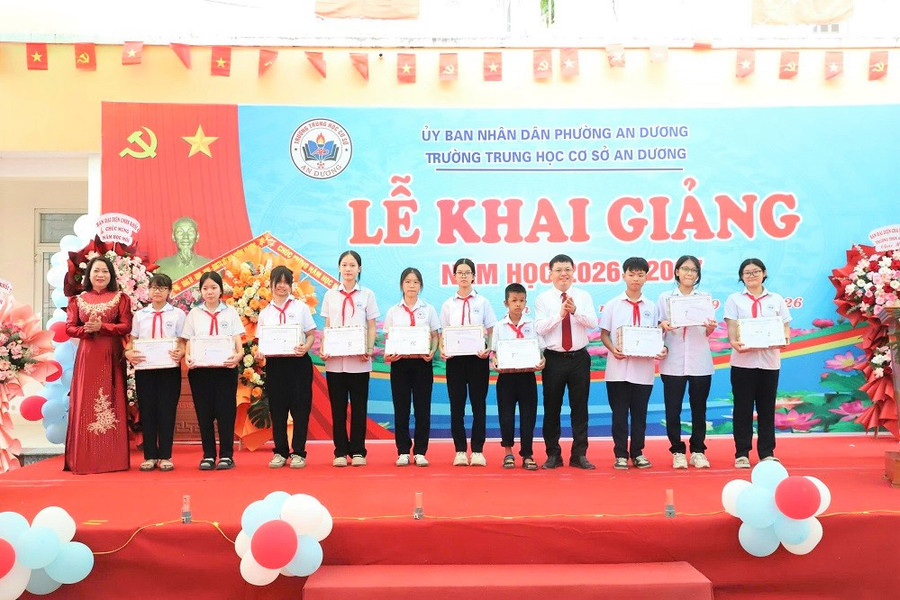 Các trường học phường An Dương trao 633 suất quà, học bổng