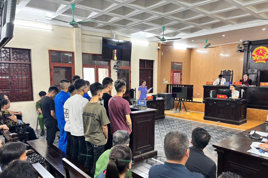 Tụ tập, lạng lách, mang hung khí, 11 bị cáo trẻ lĩnh án