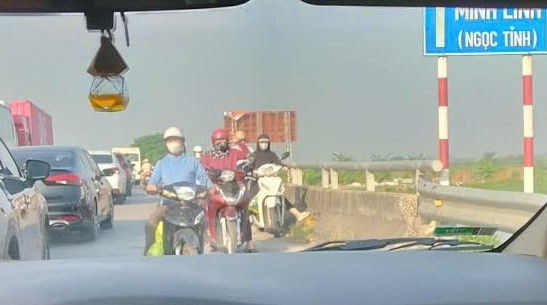 Xe máy đi ngược chiều tại nút giao dốc cầu Hòa Bình