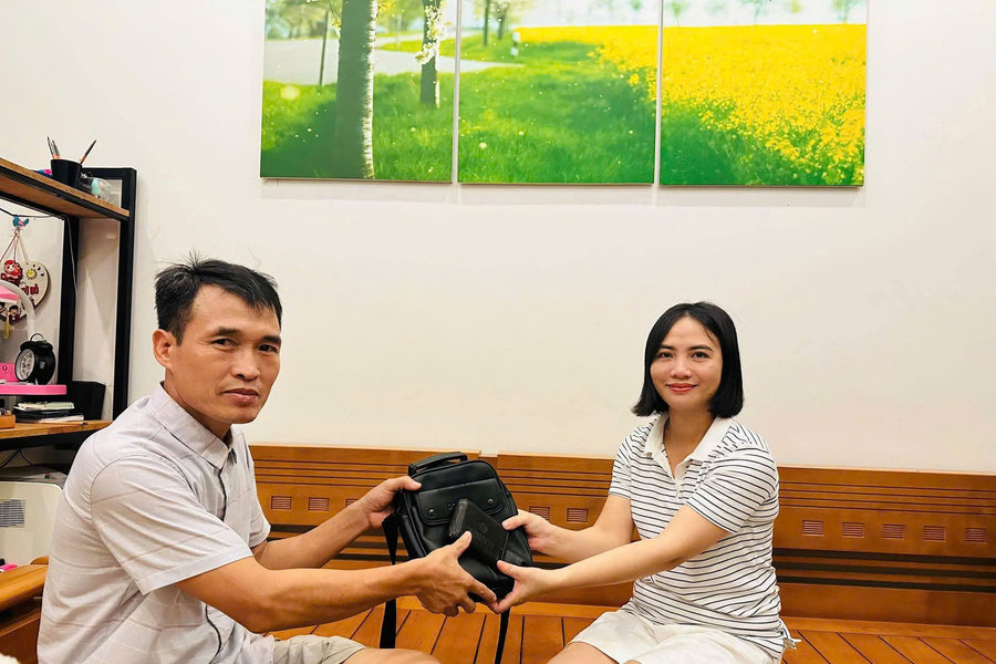Cô giáo Trường Tiểu học Chí Minh trao trả 35 triệu đồng cho người đánh rơi