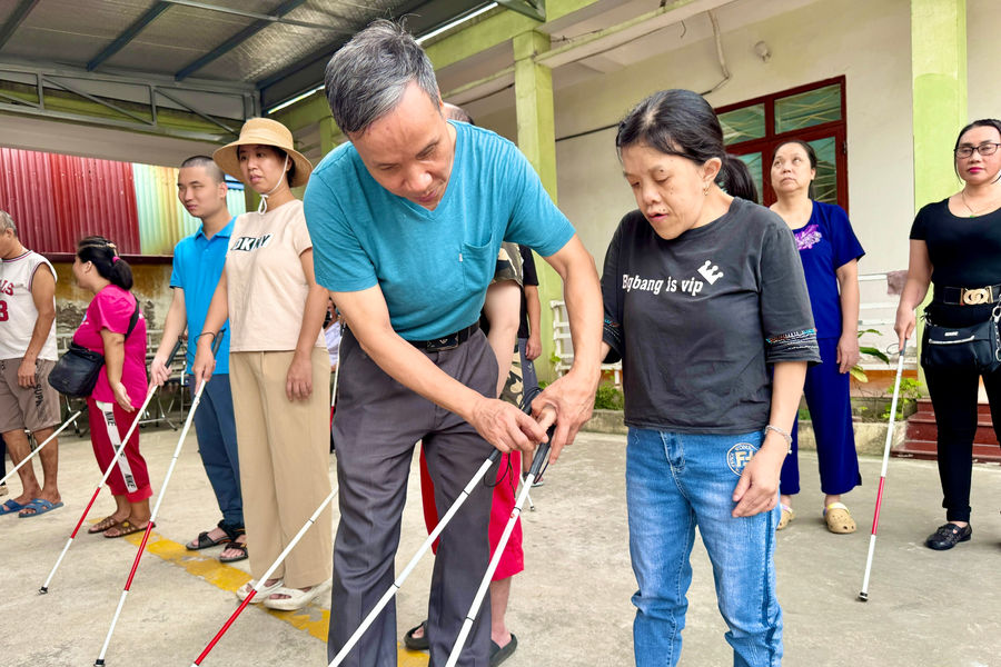'Cây gậy trắng' giúp người mù tăng khả năng tự lập