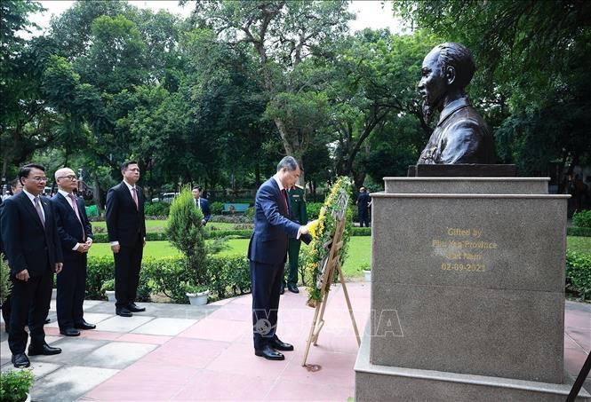Thủ tướng dâng hương tại tượng Bác Hồ ở New Delhi