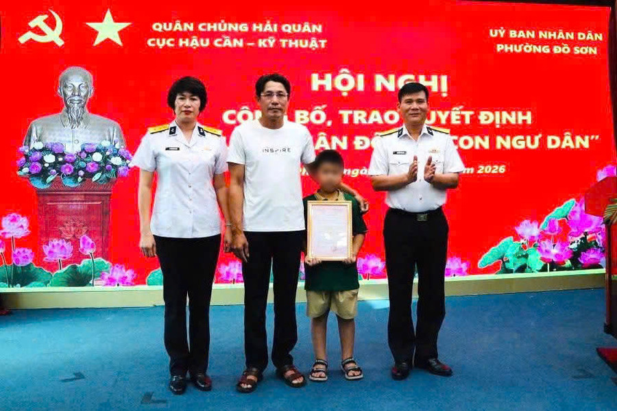 Cục Hậu cần - Kỹ thuật Hải quân nhận đỡ đầu con ngư dân