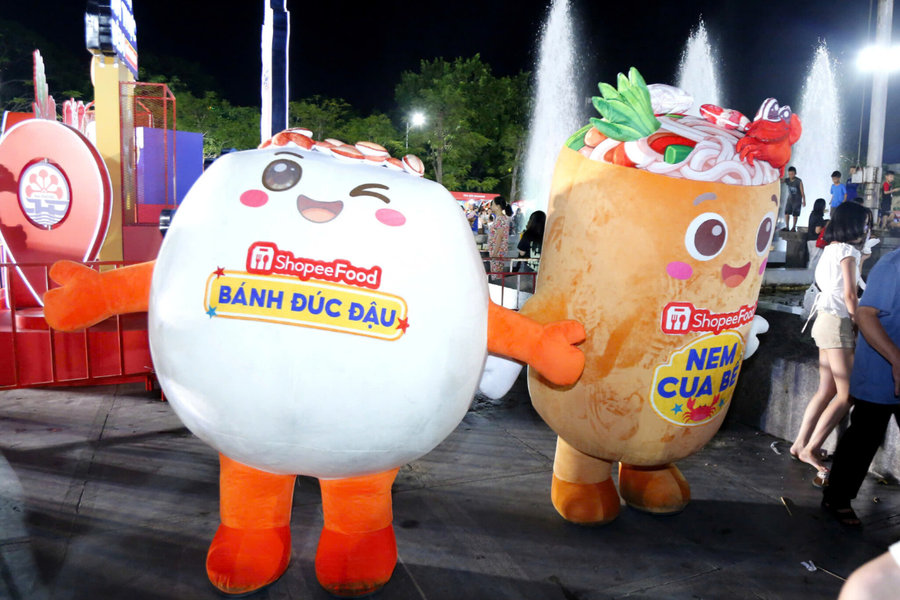 Sắc màu cuối tuần trên phố đi bộ Hải Phòng