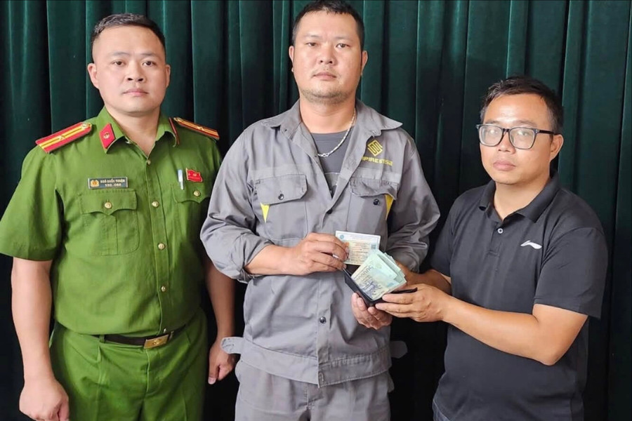 Công an Nhị Chiểu giúp người dân nhận lại ví cùng hơn 22 triệu đồng