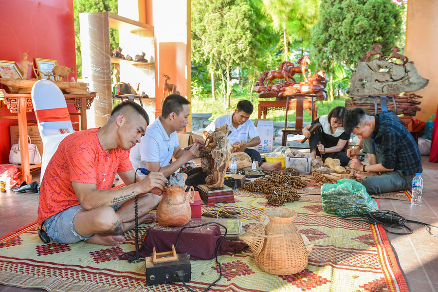 Khai thác làng nghề, làm giàu sắc màu lễ hội